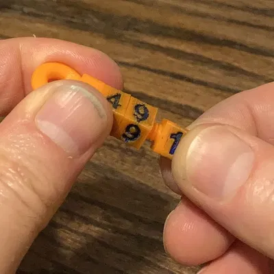 Thẻ số tùy chỉnh cho chìa khóa từ các mảnh ghép có thể vặ...