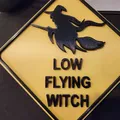 Biển báo phù thủy bay thấp cho trang trí Halloween - Thumbnail 1