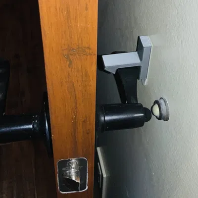 Bộ giữ cửa không làm hỏng tường nhà