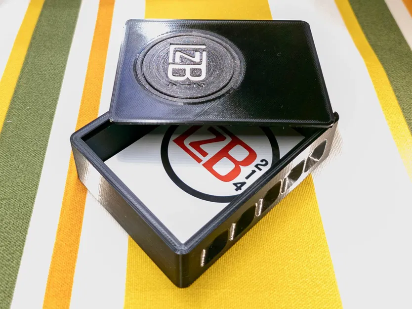 Hộp bài chơi 60 lá với nắp trượt và khe bỏ xu - Image 1