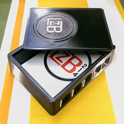 Hộp bài chơi 60 lá với nắp trượt và khe bỏ xu