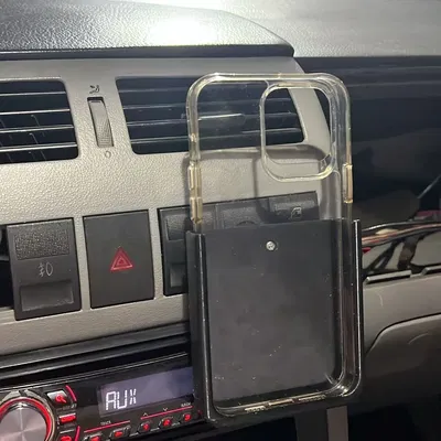 Giá đỡ iPhone 13 Pro Max cho ô tô