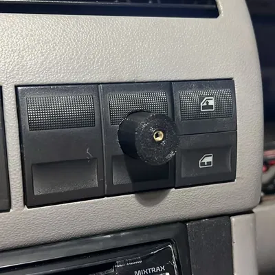 Giá đỡ iPhone 13 Pro Max cho ô tô