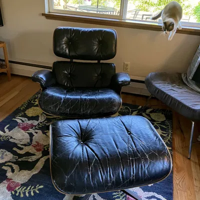 Bushings thay thế cho ghế Eames Lounge của Herman Miller