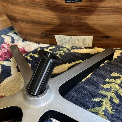 Bushings thay thế cho ghế Eames Lounge của Herman Miller