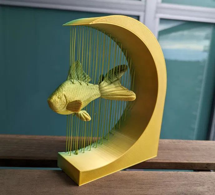 Cá vàng treo lơ lửng trong không gian nghệ thuật - Image 1