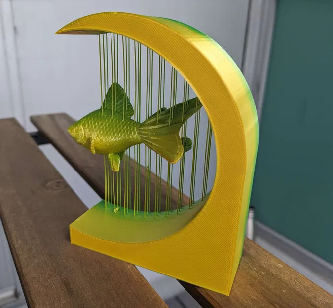 Cá vàng treo lơ lửng trong không gian nghệ thuật - Image 2