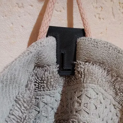 Kẹp khăn tắm với chữ cái đầu tiên