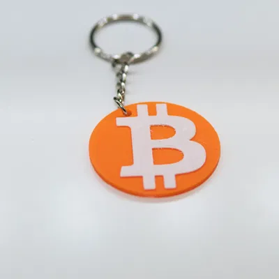 Móc khóa BTC với thiết kế đơn giản và logo nổi bật