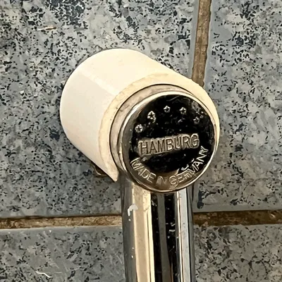 Giá đỡ ống xịt phòng tắm gắn tường