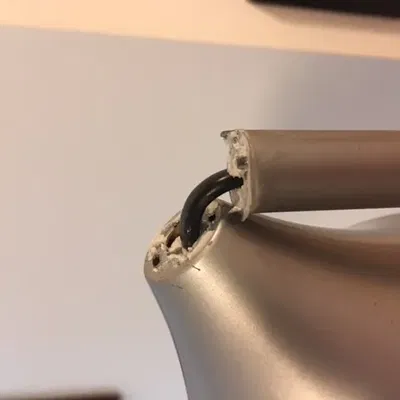 Cách sửa đèn sàn IKEA bị hỏng đầu và đuôi ống bột