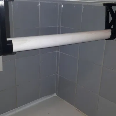 Giá đỡ khăn giấy treo dưới kệ