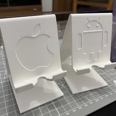Giá đỡ điện thoại đa dạng kích thước với logo Apple và And...