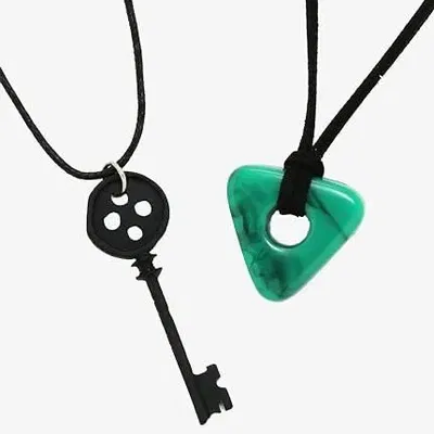 Mặt dây chuyền chìa khóa và đá trong phim Coraline