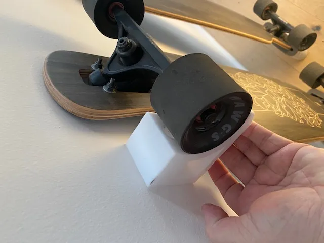 Giá treo tường cho longboard phù hợp với bánh xe 70mm - Image 1