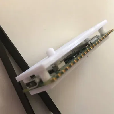 Vỏ Raspberry Pi Pico W gần giống bản gốc