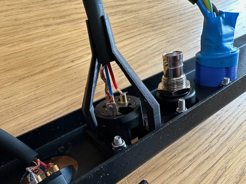 Giá đỡ cáp XLR loại D Neutrik cho tủ âm thanh - Image 8