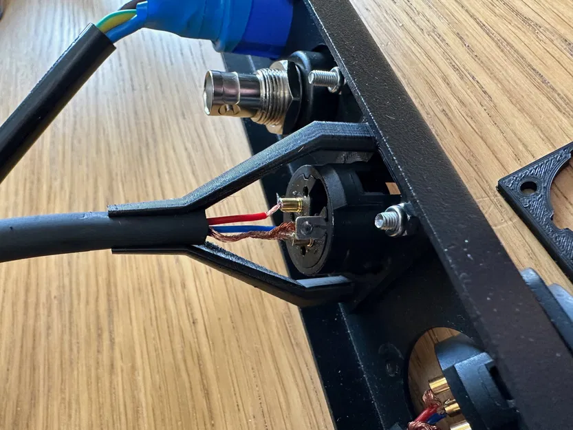 Giá đỡ cáp XLR loại D Neutrik cho tủ âm thanh - Image 9