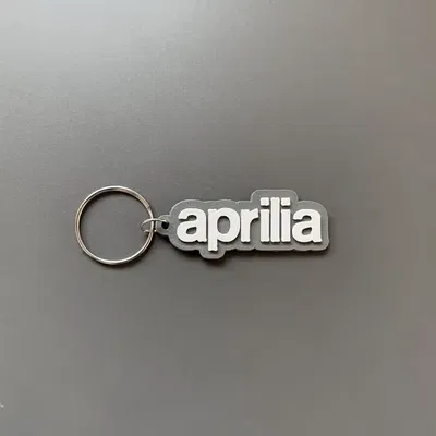 Móc khóa thương hiệu Aprilia in 3D với thiết kế đơn giản