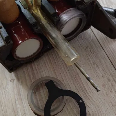 Công cụ đơn giản để tháo ống nhìn ban đêm từ kính tiềm v...