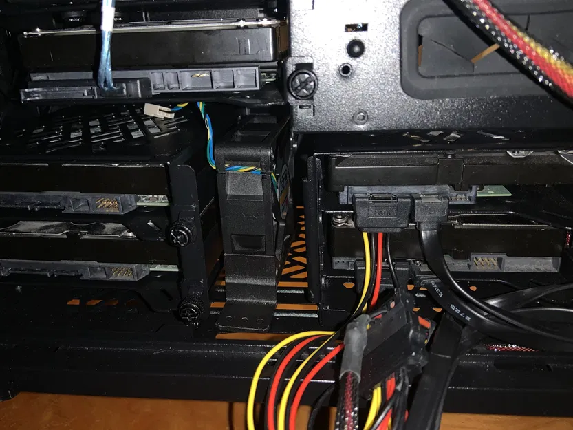 Giá đỡ quạt 70mm giữa các khay HDD trong case Define 7XL - Image 2