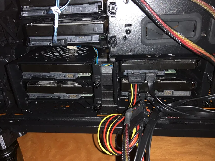 Giá đỡ quạt 70mm giữa các khay HDD trong case Define 7XL - Image 3