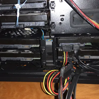 Giá đỡ quạt 70mm giữa các khay HDD trong case Define 7XL