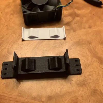 Giá đỡ quạt 70mm giữa các khay HDD trong case Define 7XL