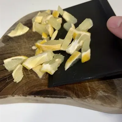 Công cụ cạo bề mặt bàn bếp trong nhà bếp