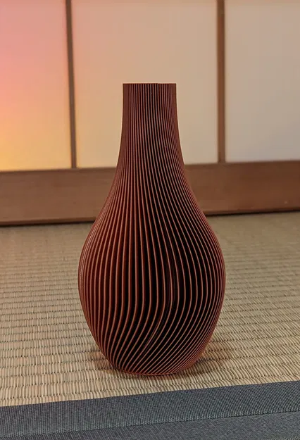 Bình hoa xoáy đơn giản phản chiếu ánh sáng rực rỡ - Image 1