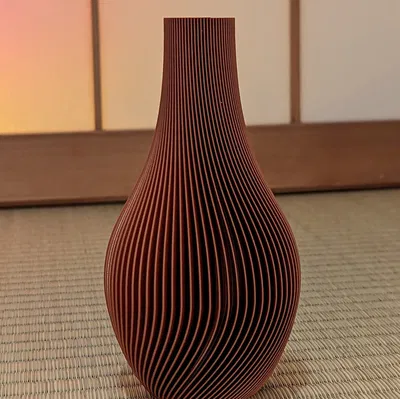 Bình hoa xoáy đơn giản phản chiếu ánh sáng rực rỡ