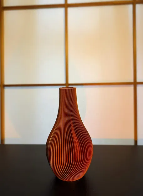 Bình hoa xoáy đơn giản phản chiếu ánh sáng rực rỡ - Image 2