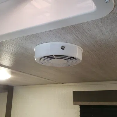 Quạt thông gió tăng cường cho điều hòa trong RV