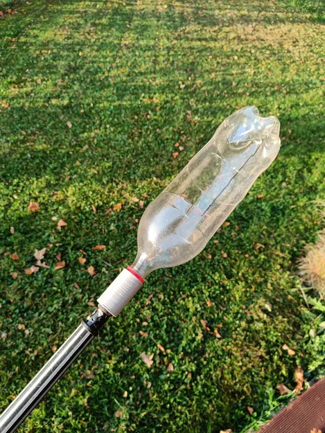 Kết nối chổi với chai PET cho công cụ hái trái cây đơn giản - Image 1