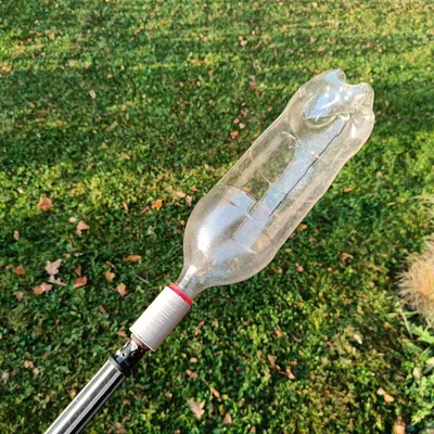 Kết nối chổi với chai PET cho công cụ hái trái cây đơn giản