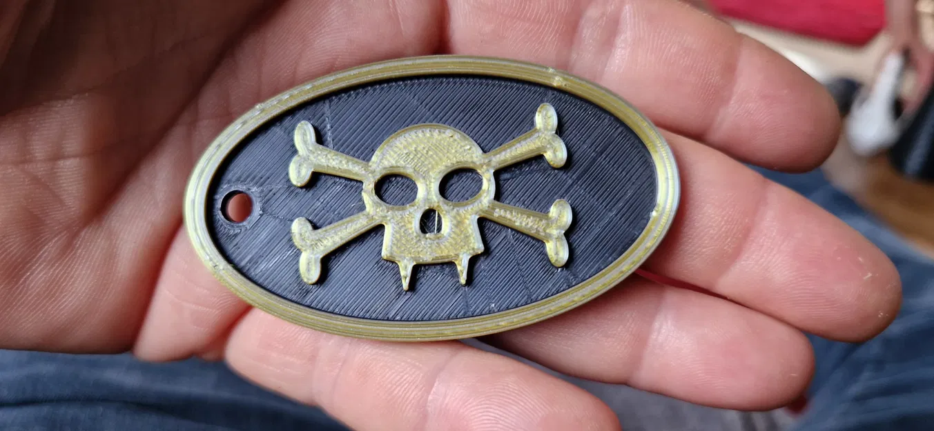 Móc khóa đầu lâu ma cà rồng với biểu tượng xương chéo - Image 1