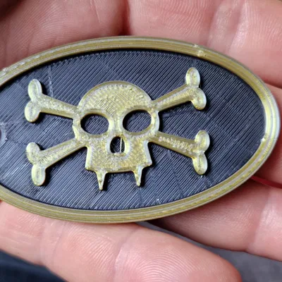 Móc khóa đầu lâu ma cà rồng với biểu tượng xương chéo