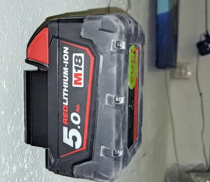 Giá đỡ pin Milwaukee M18 có khóa an toàn - Image 3
