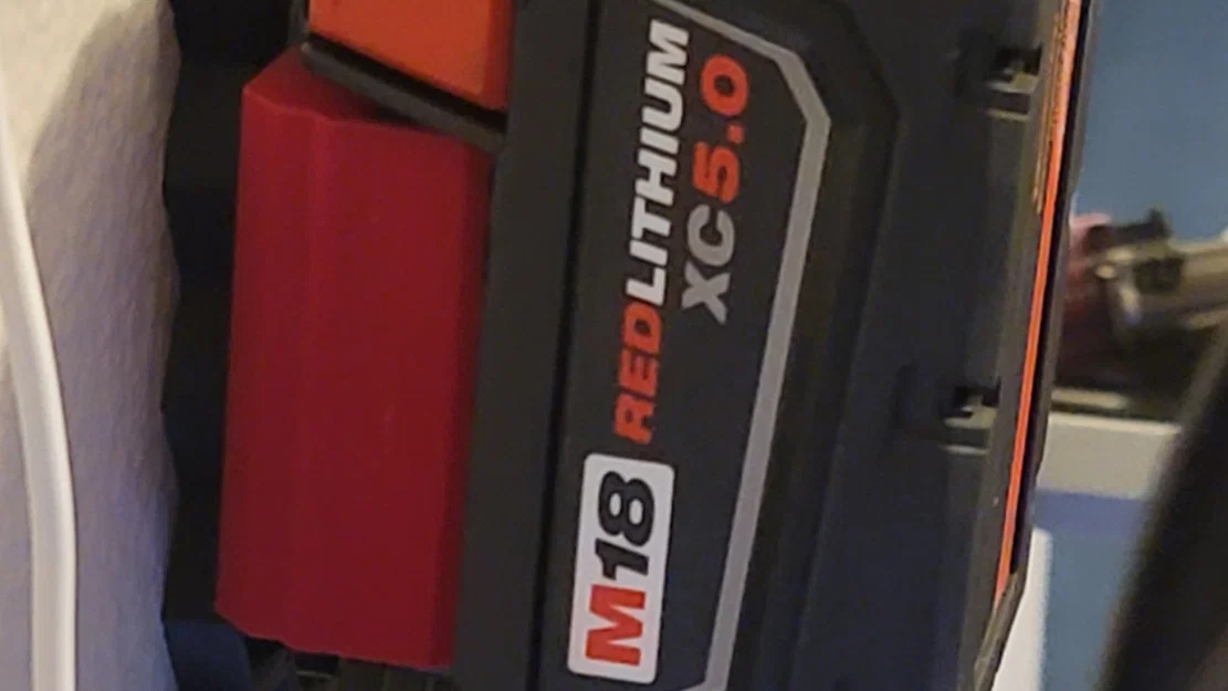 Giá đỡ pin Milwaukee M18 với khóa an toàn - Image 2