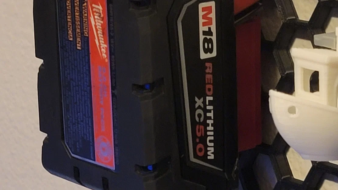 Giá đỡ pin Milwaukee M18 với khóa an toàn - Image 3