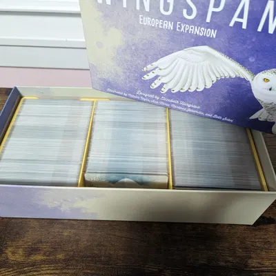 Giá đỡ thẻ Wingspan có bao bì phù hợp với hộp mở rộng châ...