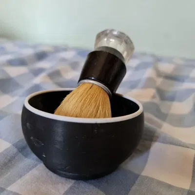 Bát cạo râu với các rãnh tạo bọt bên trong