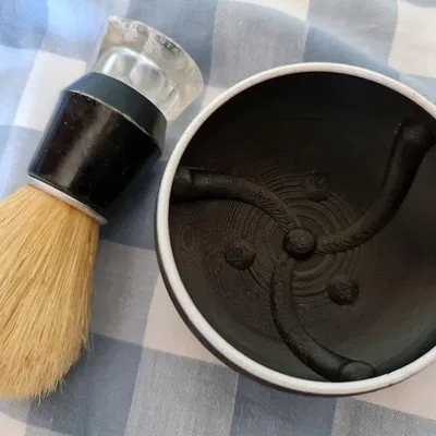 Bát cạo râu với các rãnh tạo bọt bên trong