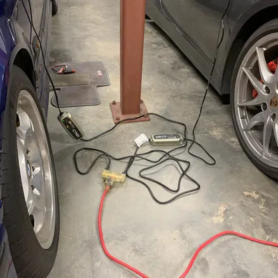 Giá đỡ pin cho thiết bị bảo trì ắc quy ô tô/mô tô