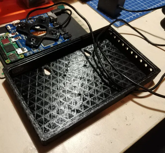 Vỏ cho màn hình 7 inch Raspberry Pi với Pi 2W - Image 2