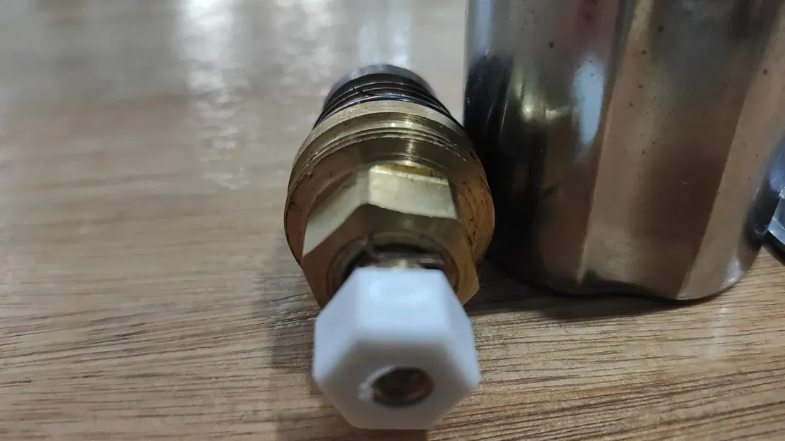 Tay cầm núm vòi nước chắc chắn và bền bỉ - Image 2