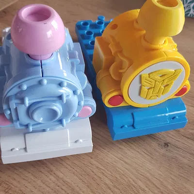 Tàu điện chạy bằng pin BLOCKI với logo Autobots