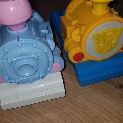 Tàu điện chạy bằng pin BLOCKI với logo Autobots