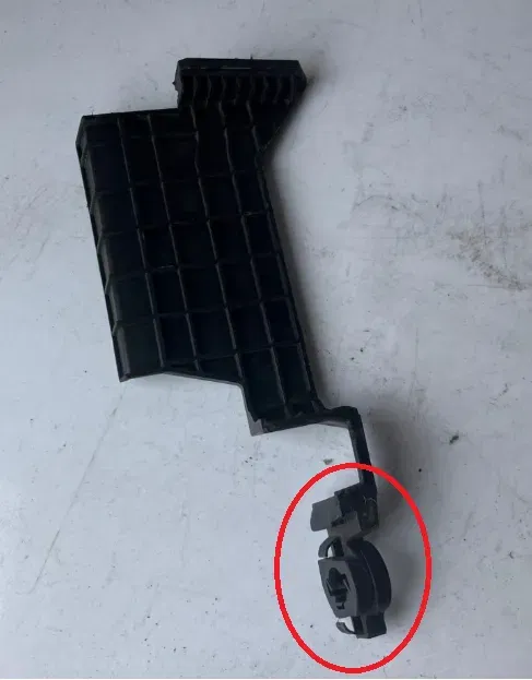 Điểm gắn giá đỡ bình ắc quy cho Citroen C4 Grand Picasso 2015 - Image 1