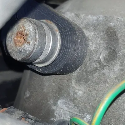 Điểm gắn giá đỡ bình ắc quy cho Citroen C4 Grand Picasso 2015